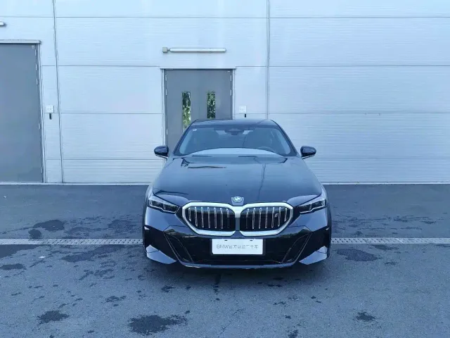 BMW i5 — Фото автомобиля 2