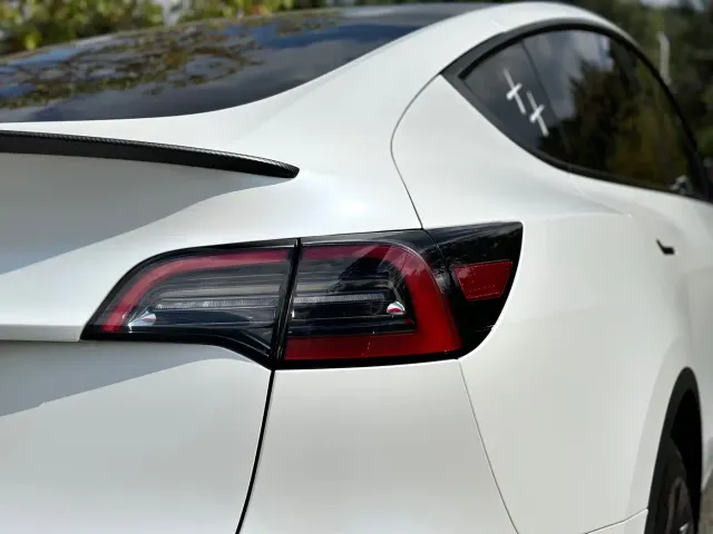 Tesla Model Y — Фото автомобиля 16