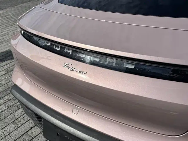 Porsche Taycan — Фото автомобиля 13