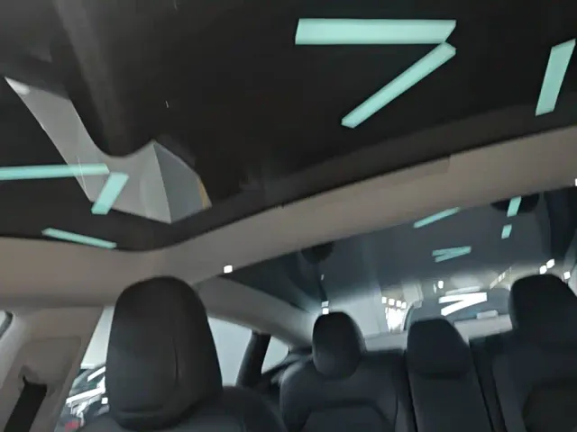Tesla Model 3 — Фото автомобиля 17
