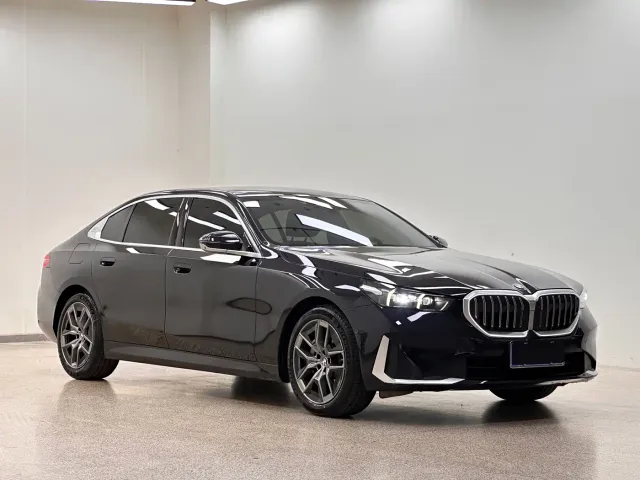 BMW 5 Series — Фото автомобиля 3