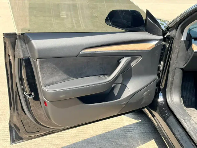 Tesla Model 3 — Фото автомобиля 13