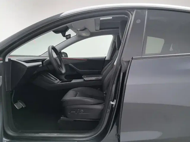 Tesla Model Y — Фото автомобиля 10
