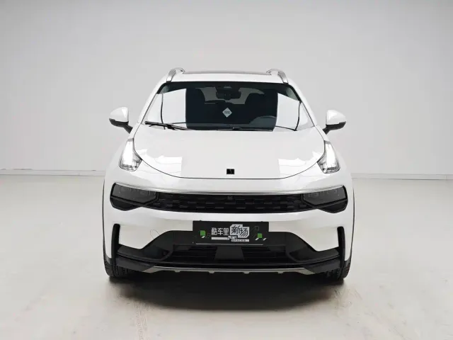 Lynk & Co 01 — Фото автомобиля 2