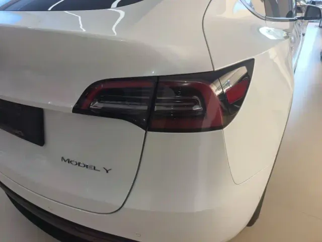 Tesla Model Y — Фото автомобиля 7