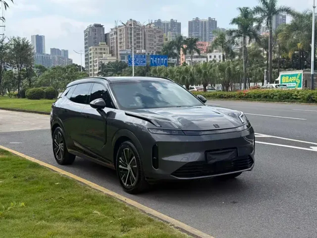 Lynk & Co 08 EM-P — Фото автомобиля 3
