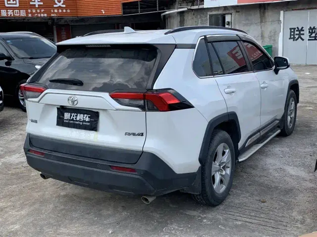 Toyota RAV4 — Фото автомобиля 8
