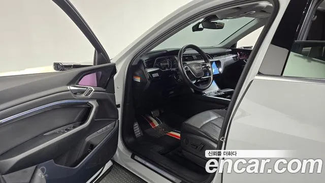 Audi e-tron — Фото автомобиля 10