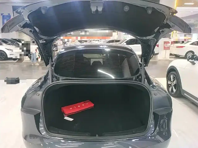 Tesla Model 3 — Фото автомобиля 18