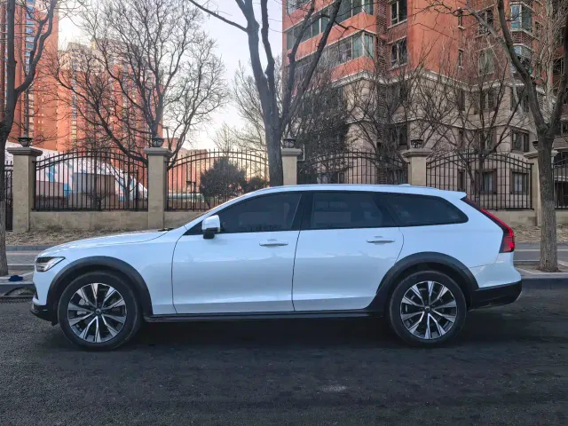 Volvo V90 — Фото автомобиля 2