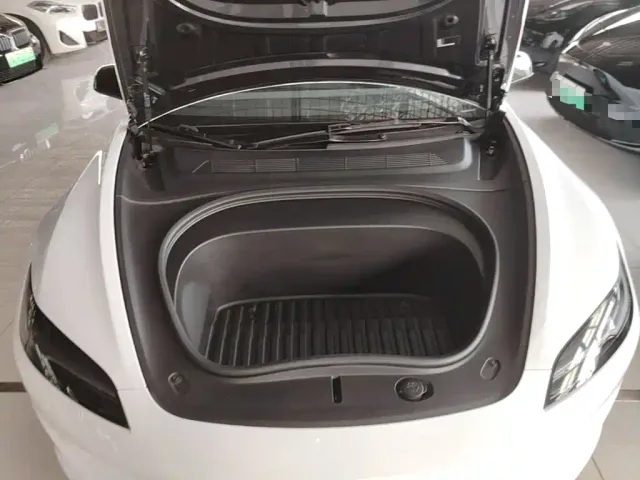 Tesla Model 3 — Фото автомобиля 19