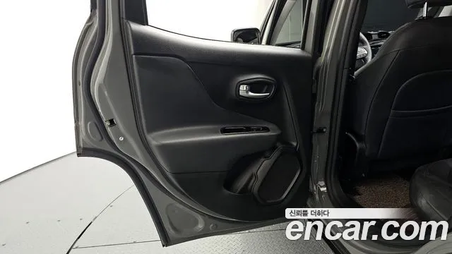 Jeep Renegade — Фото автомобиля 20