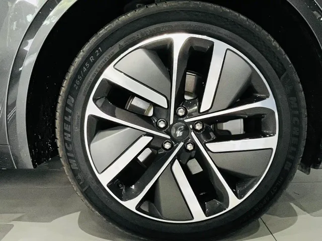 Li Auto L9 — Фото автомобиля 13