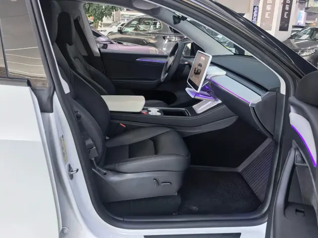 Tesla Model Y — Фото автомобиля 12