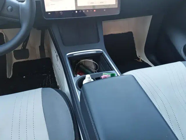 Tesla Model Y — Фото автомобиля 16