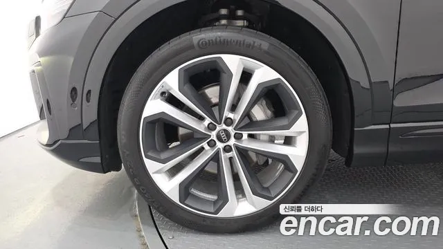 Audi Q8 55 TFSI quattro Premium — Фото автомобиля 5