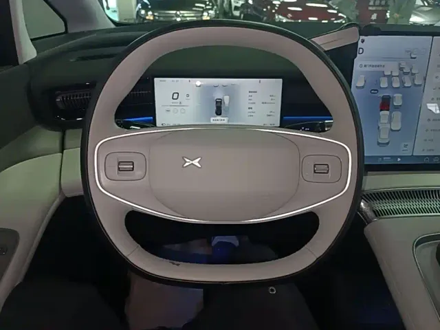 Xpeng X9 — Фото автомобиля 10