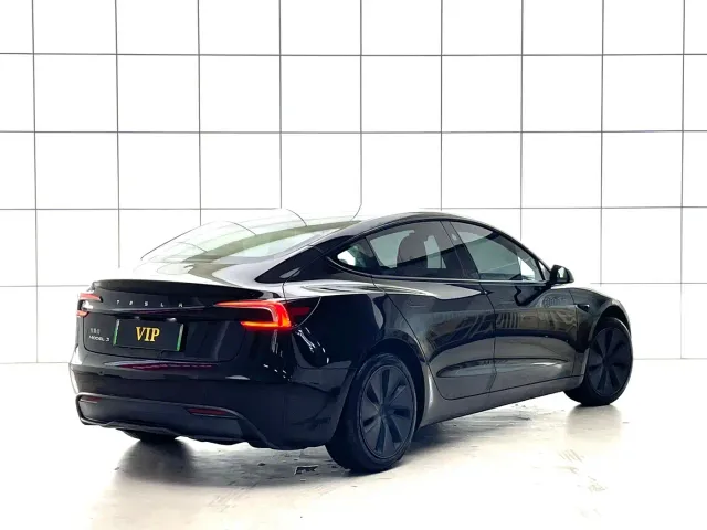 Tesla Model 3 — Фото автомобиля 12