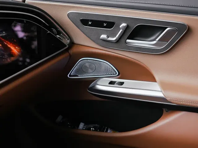 Mercedes-Benz E-Class — Фото автомобиля 3