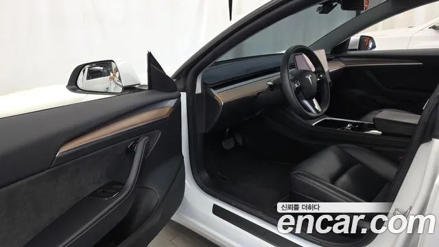 Tesla Model 3 — Фото автомобиля 10