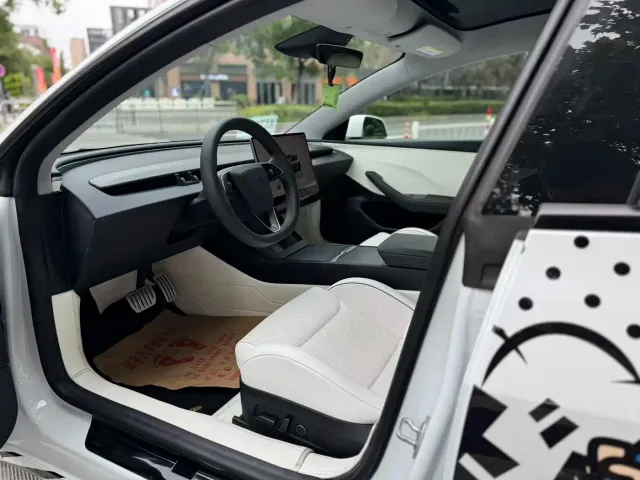 Tesla Model 3 — Фото автомобиля 4