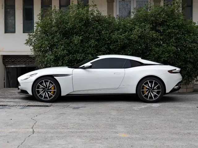 Aston Martin DB11 — Фото автомобиля 2