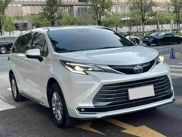 Toyota Sienna — Фото автомобиля 3