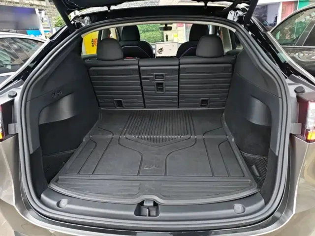 Tesla Model Y — Фото автомобиля 18