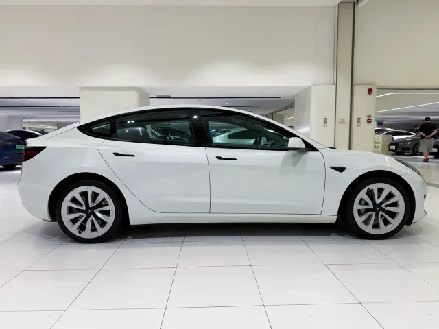 Tesla Model 3 — Фото автомобиля 5