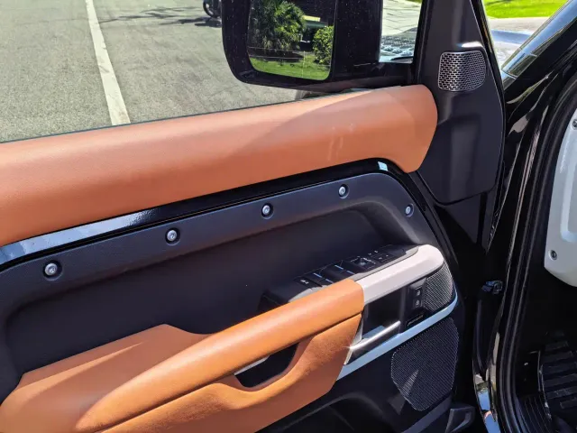 Land Rover Defender — Фото автомобиля 3