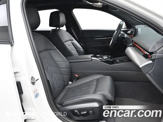 BMW 5 Series G60 — Фото автомобиля 10