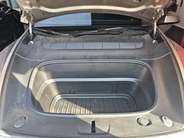 Tesla Model Y L — Фото автомобиля 19