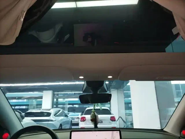 Tesla Model Y — Фото автомобиля 17