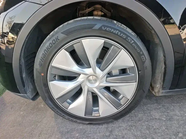 Tesla Model Y — Фото автомобиля 22