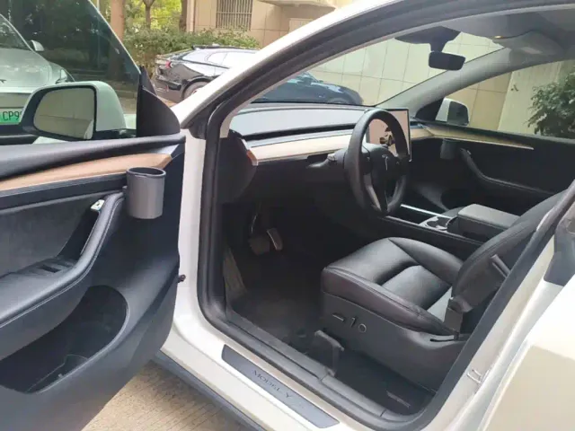 Tesla Model Y — Фото автомобиля 15