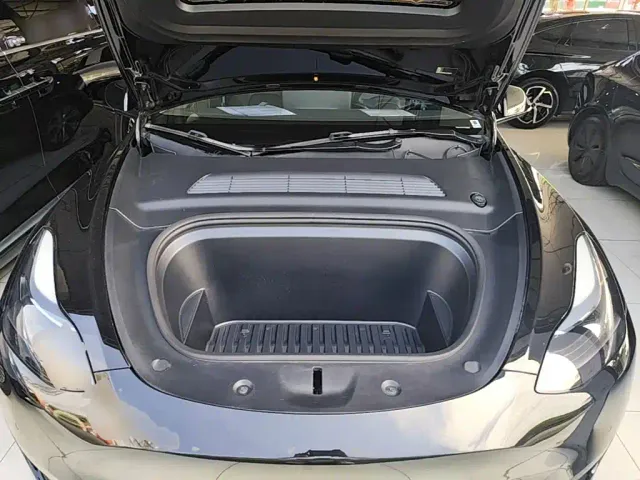Tesla Model Y — Фото автомобиля 19