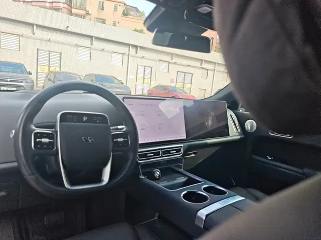 Li Auto L8 — Фото автомобиля 13