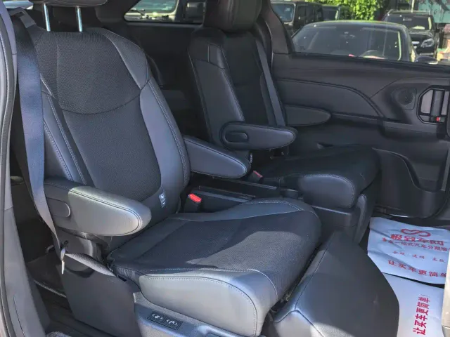 Toyota Sienna — Фото автомобиля 10