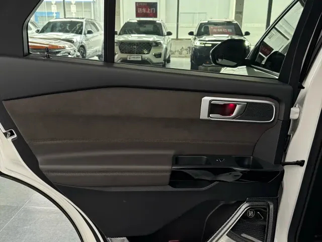Ford Explorer — Фото автомобиля 14