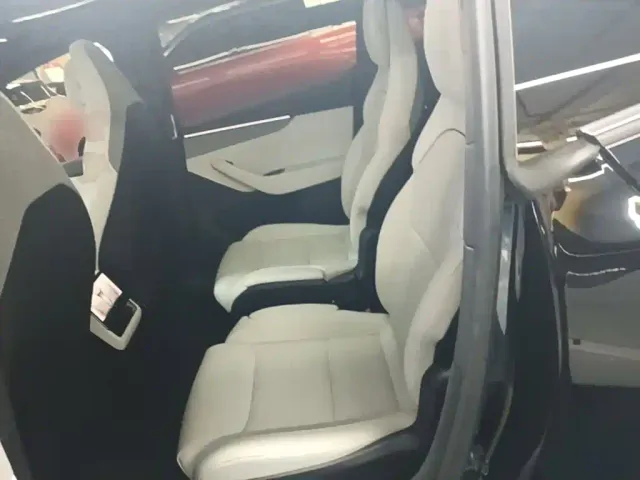 Tesla Model Y L — Фото автомобиля 16