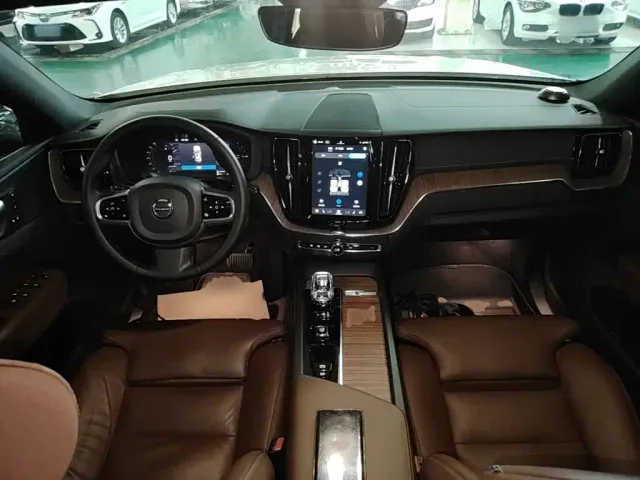 Volvo XC60 — Фото автомобиля 9