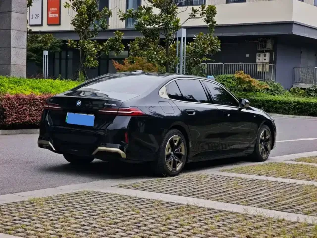 BMW BMW i5 2025 eDrive 35L M Sport Package — Фото автомобиля 3