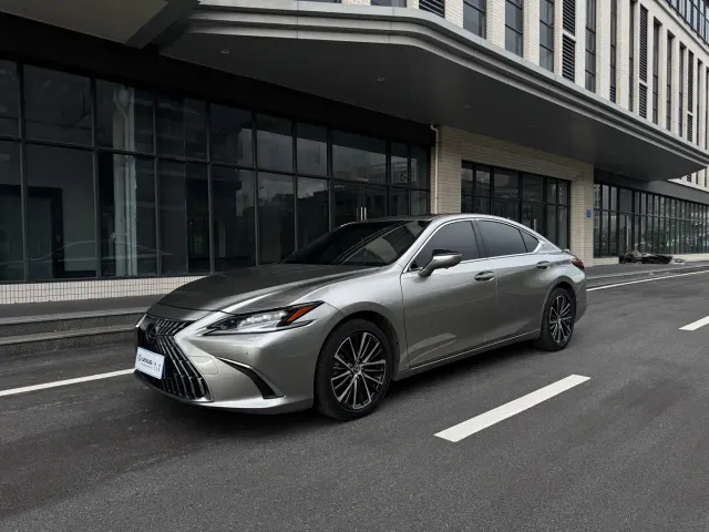 Фотография автомобиля — Lexus ES