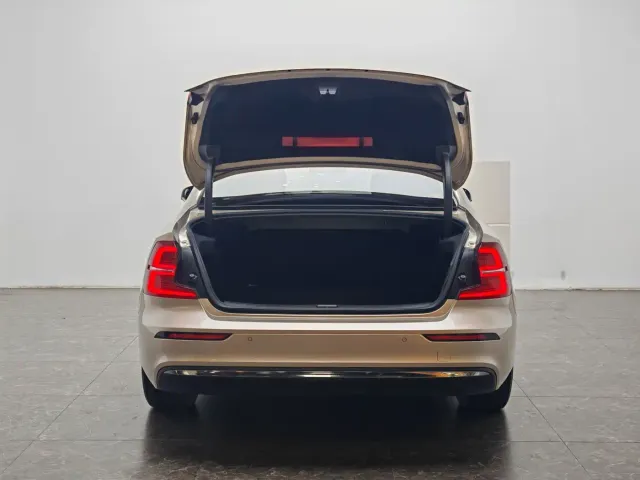 Volvo S60 — Фото автомобиля 12