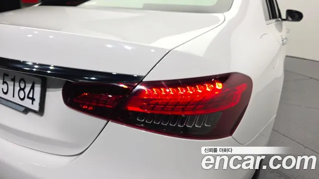 Mercedes-Benz E-Class — Фото автомобиля 23