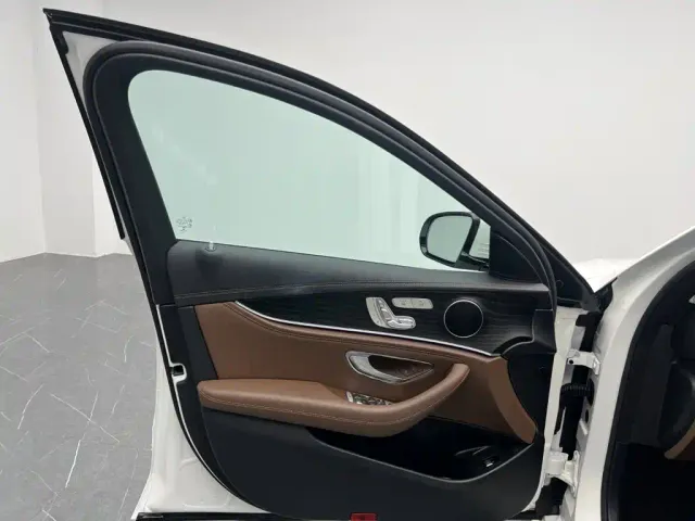 Mercedes-Benz E-Class — Фото автомобиля 12