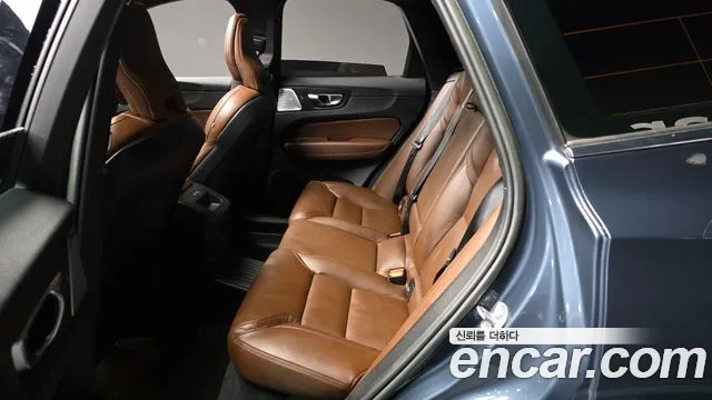 Вольво XC60 — Фото автомобиля 24