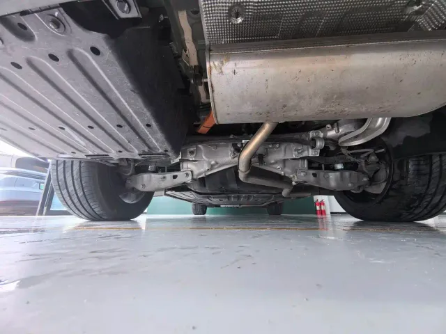 Li Auto L8 — Фото автомобиля 11