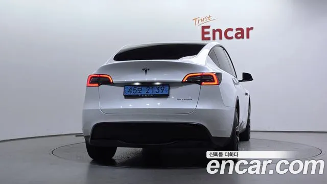 Tesla Model Y — Фото автомобиля 4