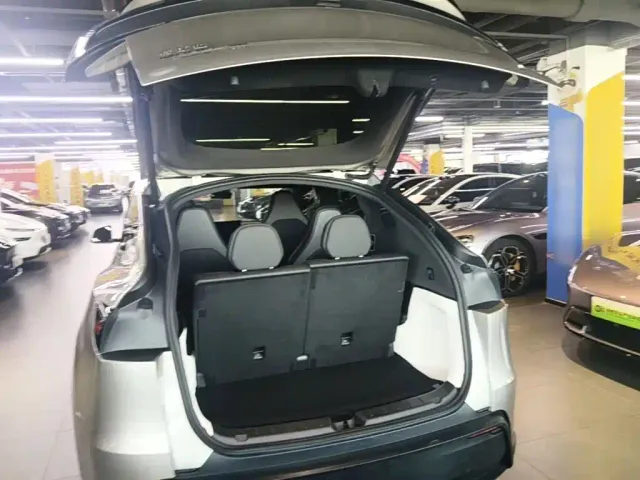 Tesla Model Y L — Фото автомобиля 18